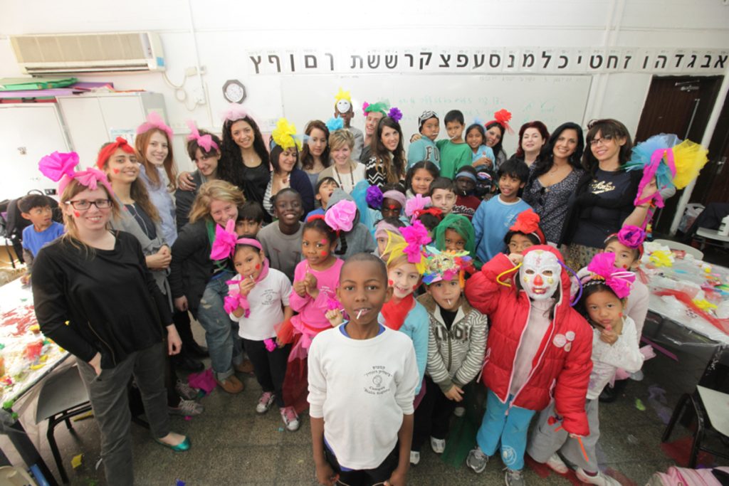 סטודנטים משנקר העבירו סדנה לכבוד פורים לתלמידי בית ספר "ביאליק- רוגוזין"