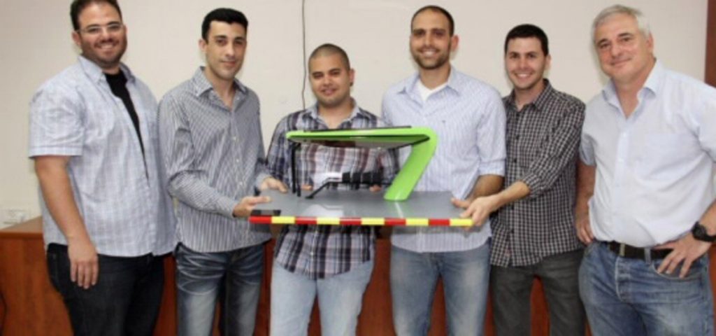 סטודנטים מהמחלקה להנדסת פלסטיקה פיתחו תחנת אוטובוס חדשנית העשויה פלסטיק במסגרת קורס הנדסי-עיצוב