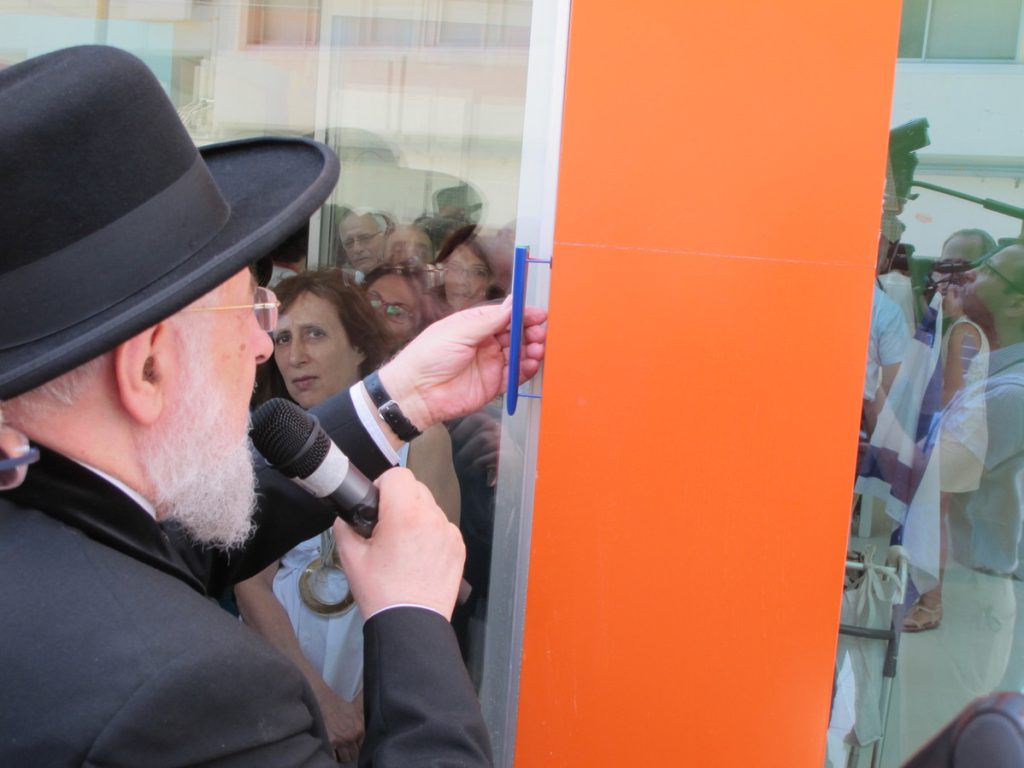 מזוזה שעיצב איתי מלכה מהמחלקה לעיצוב תכשיטים נקבעה בביה"ח רות רפפורט לילדים בחיפה