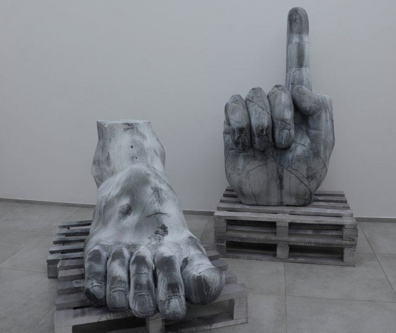 פסל של סרבר מתוך סדרת העבודות "אוסף עתיקות" (2013)