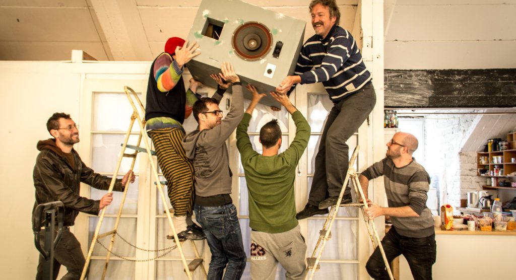 אמנות בשדה המורחב: קואופרטיביות מקומית ובינלאומית