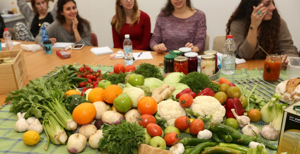 ללא תוספת סוכר: סטודנטים מהתכנית לתואר שני בעיצוב ישתתפו בסדנת אמן בינלאומית שתוקדש לפירות וירקות