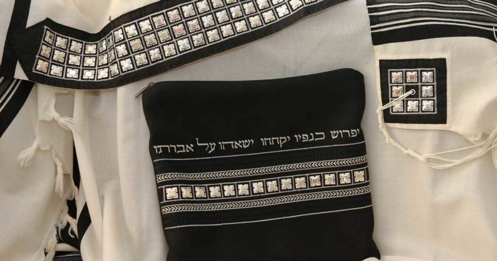 Mako: חנה מנקס, בוגרת המחלקה לעיצוב אופנה' מספרת על המסלול שהוביל אותה לעיצוב טליתות יוקרה