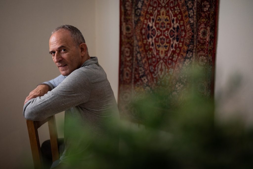 המשורר תמיר גרינברג, מנהל בית הספר שנקר הנדסאים, כותב על הרואין, הרואיות וחסד אלוהי