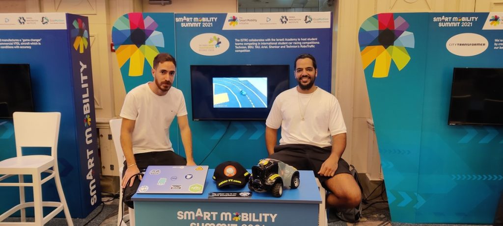 טל אדיבי ותומר בר, בוגרי המחלקה להנדסת תוכנה, הציגו בכנס הבינלאומי "ועידת ראש הממשלה לתחבורה חכמה"