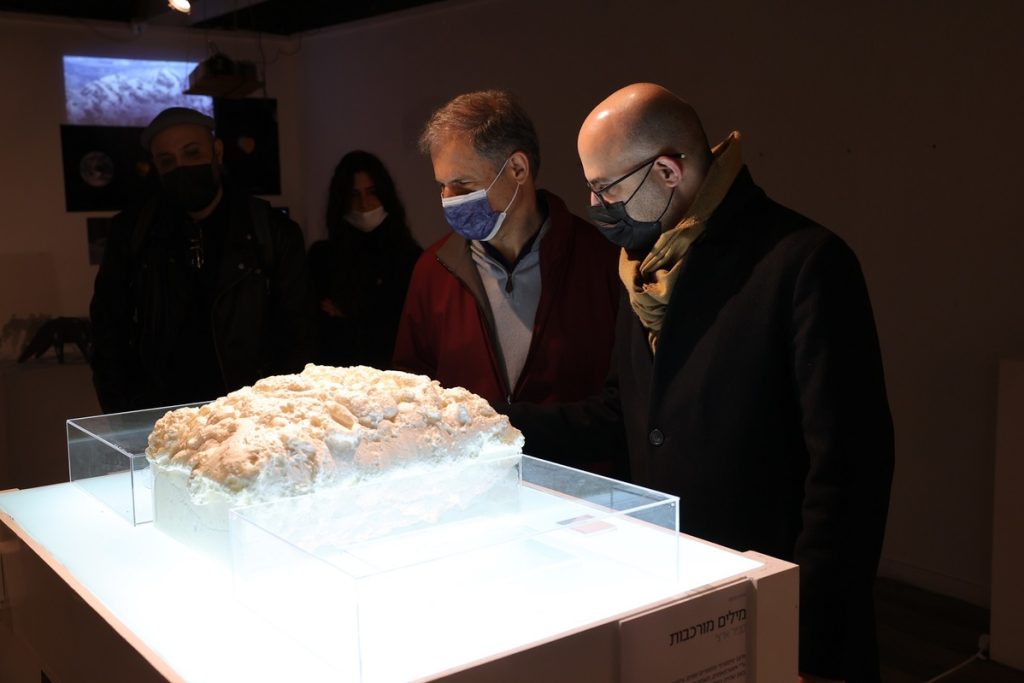 Eytan Stibbe and Ramon Foundation CEO Ran Livne Visited the “Floating Laboratory” Exhibit in Shenkar