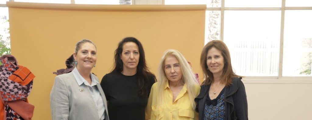 אשת הנשיא, הגב' מיכל הרצוג, ואחות הנשיא הגב' רונית הרצוג, ביקרו בתערוכותs הבוגרים בשנקר והעניקו מתנה לארכיון האופנה והטקסטיל של שנקר