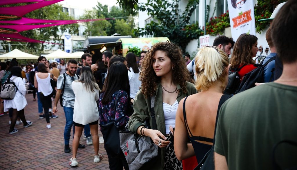 סטודנטים במחלקה לעיצוב אופנה מציגים אופנה אחראית בדיזינגוף סנטר