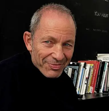 תמונת פורטרט של פרופ' אלכס פדואה, מרצה במחלקה לעיצוב תעשייתי