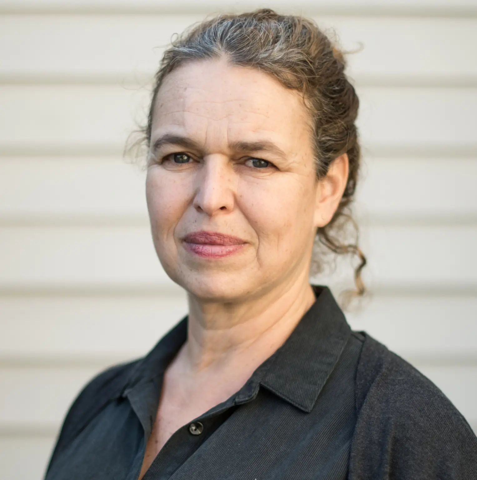 תמונת פורטרט של גלי כנעני, מרצה במחלקה לעיצוב טקסטיל