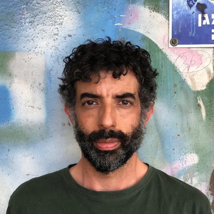 תמונת פורטרט של עודד ובמן, מרצה במחלקה לעיצוב תעשייתי