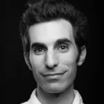 תמונת פורטרט של רועי שכנאי, מרצה במחלקה לעיצוב טקסטיל