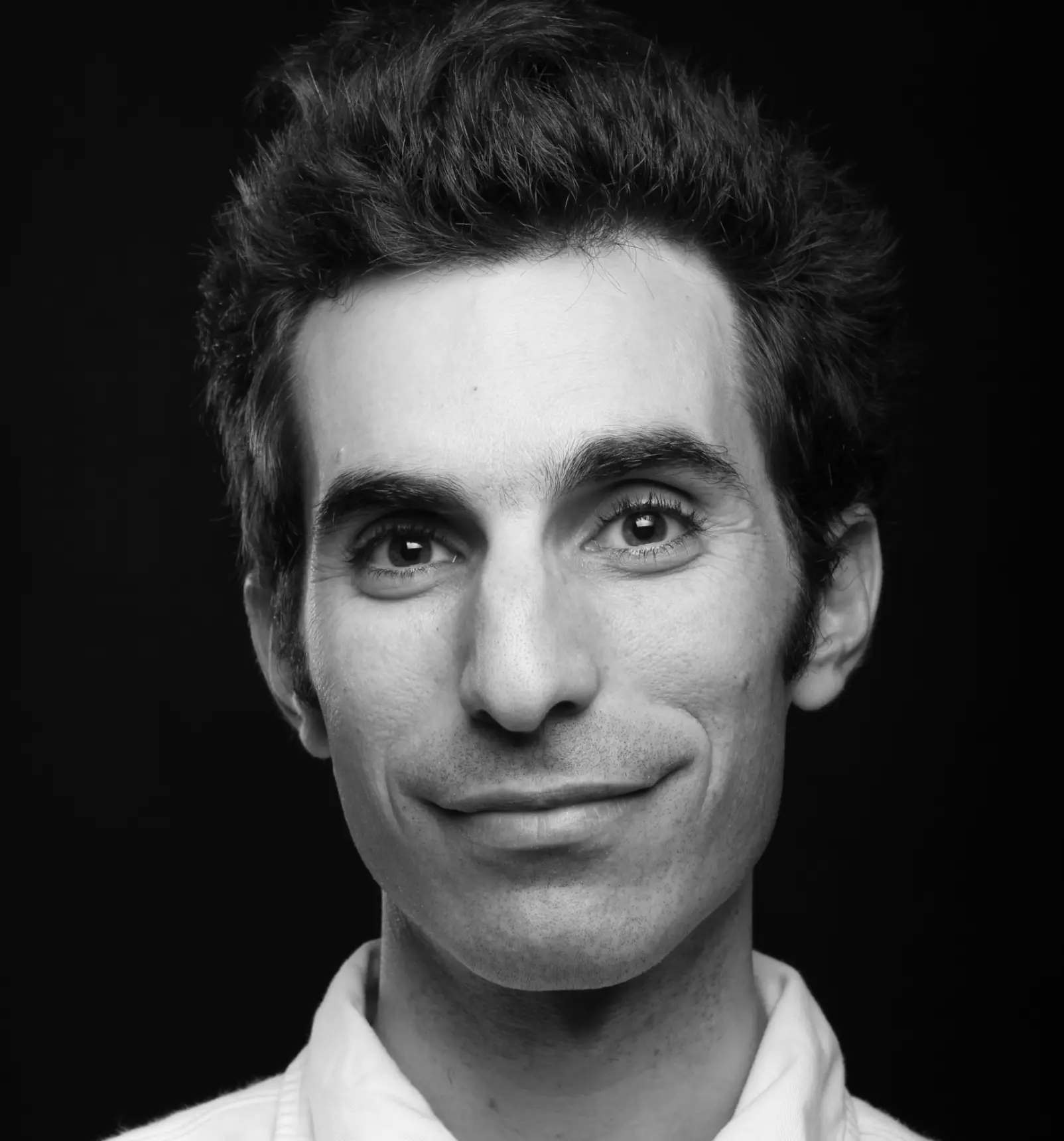 תמונת פורטרט של רועי שכנאי, מרצה במחלקה לעיצוב טקסטיל