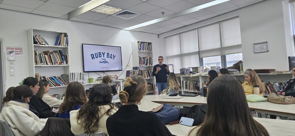 שחר דנציגר בקורס "ניהול אופנה"