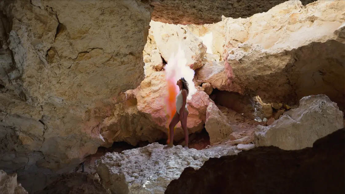דרך דימויים עוצמתיים ופרשנות ויזואלית ייחודית, הסרט חוקר את הערכים הנשכחים של תרבות