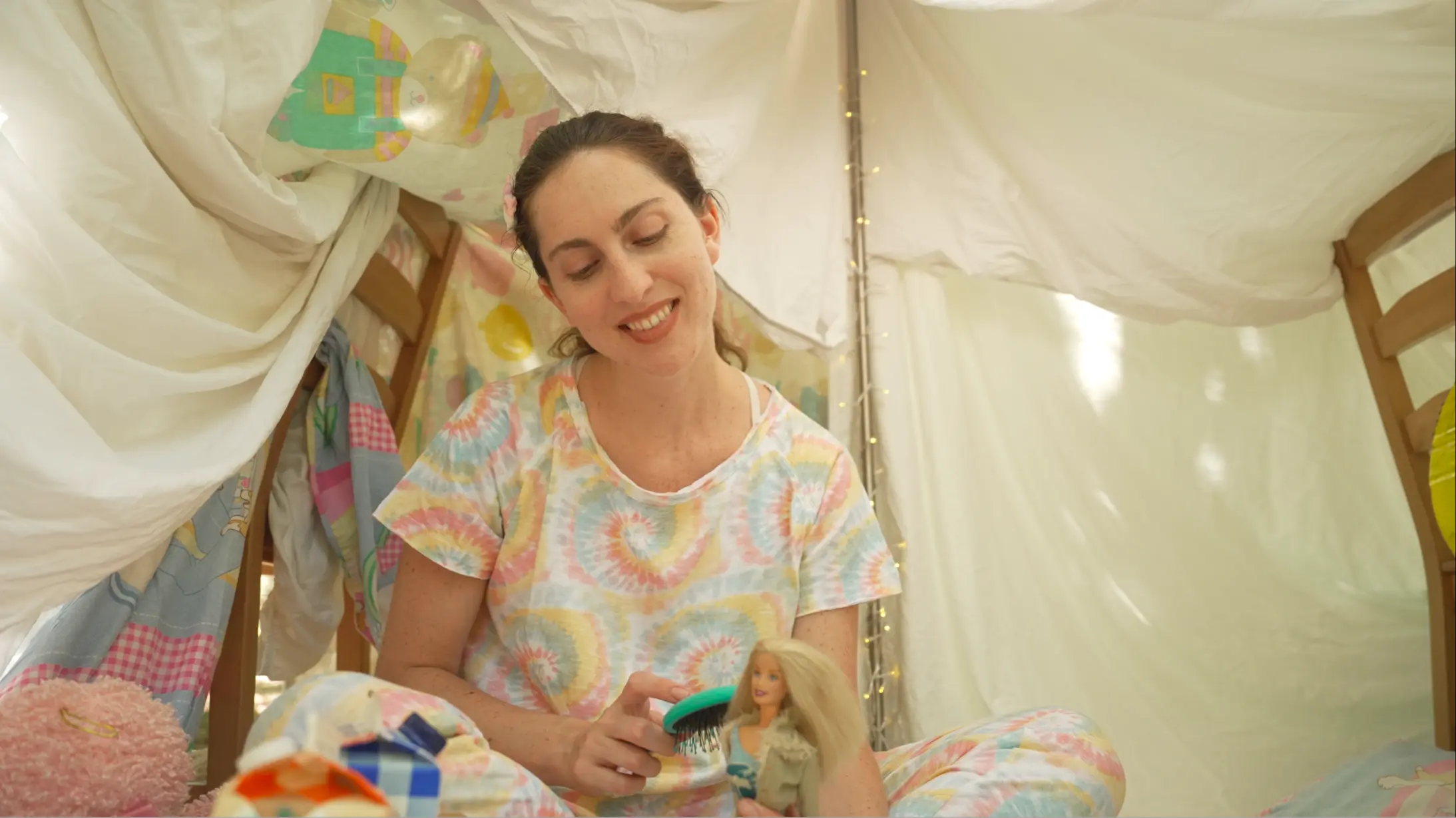 הסרט ״בכל מקום אחר״ נותן ביטוי חזותי למנגנון ההגנה הנפשי של הגיבורה החווה מצב קיצון בו גופה קופא וקולה משתתק.