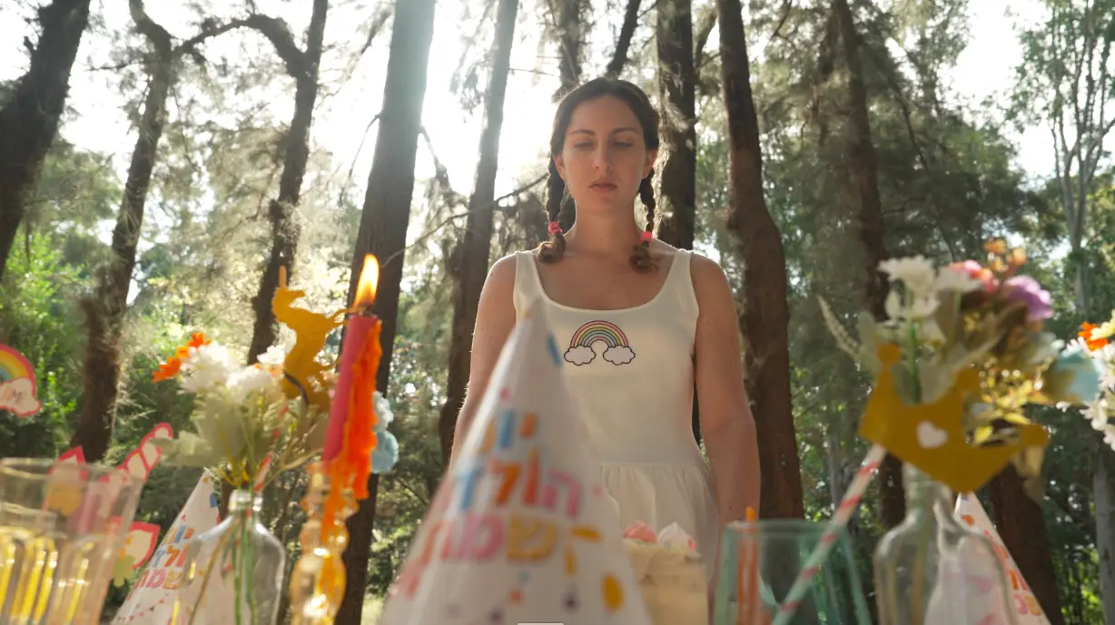 הסרט ״בכל מקום אחר״ נותן ביטוי חזותי למנגנון ההגנה הנפשי של הגיבורה החווה מצב קיצון בו גופה קופא וקולה משתתק.