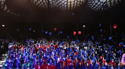 מסיימי מחזור תשפ"ד מניפים את כובעי הבוגרים בטקס הסיום. צילום: אחיקם בן יוסף