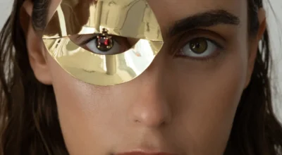 דוגמנית מחזיקה תכשיט מתוך פרוייקט הגמר של אופיר אזרד