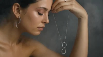 דוגמנית עונדת תכשיטים מתוך פרוייקט הגמר של אופיר ברקוביץ'