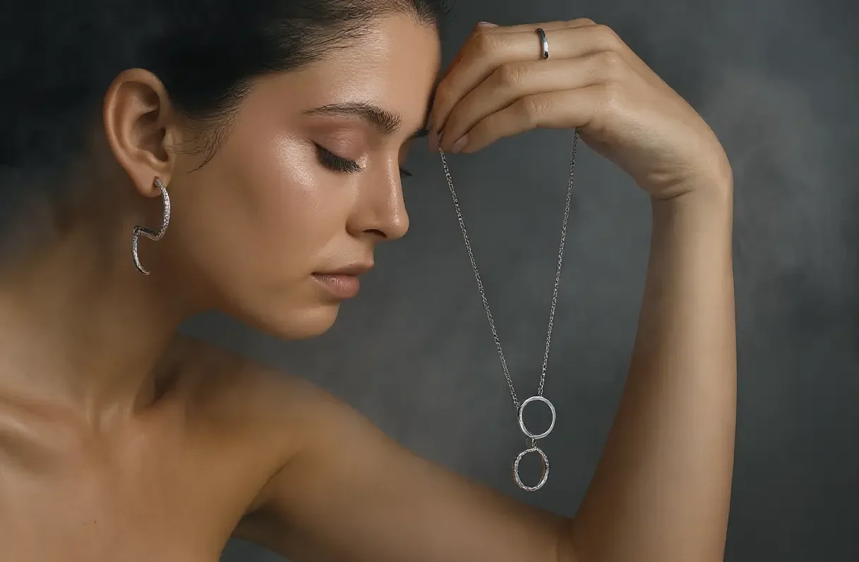 דוגמנית עונדת תכשיטים מתוך פרוייקט הגמר של אופיר ברקוביץ'
