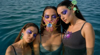 דוגמניות עונדות תכשיטים מתוך פרוייקט הגמר של ג'ואנא גנאדרי