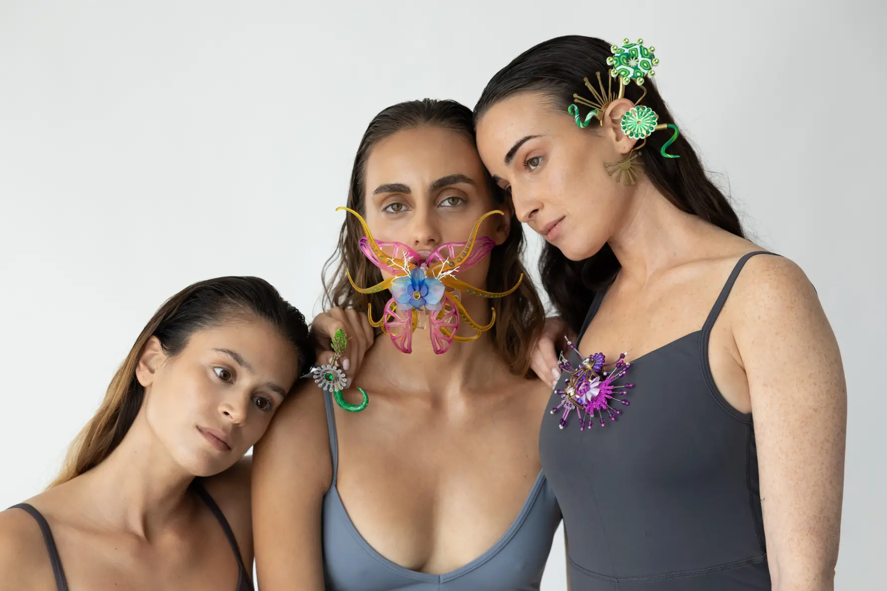 דוגמניות עונדות תכשיטים מתוך פרוייקט הגמר של ג'ואנא גנאדרי