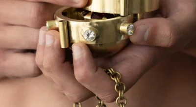 דוגמן מחזיק תכשיט מתוך פרוייקט הגמר של יסמין קאופמן