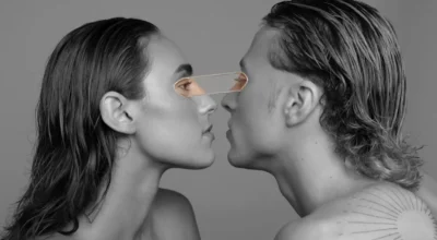 דוגמן ודוגמנית עונדים תכשיט מתוך פרוייקט הגמר של נועה ינקוביץ
