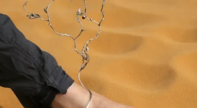 דוגמנית עונדת תכשיט מתוך פרוייקט הגמר של סאג'דה מקארי