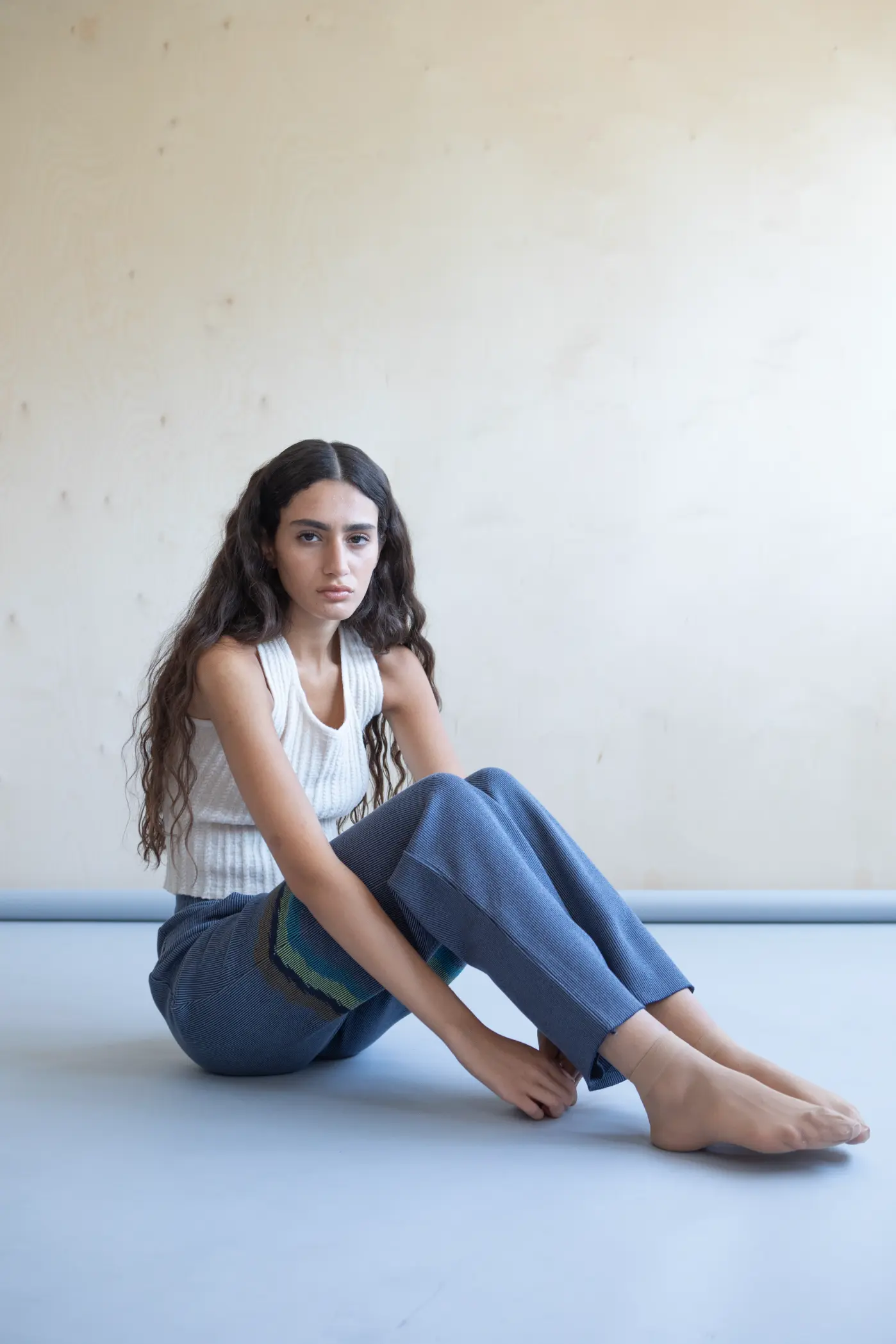 דוגמנית לבושה בבגדים מתוך פרוייקט הגמר של גיל קסמן