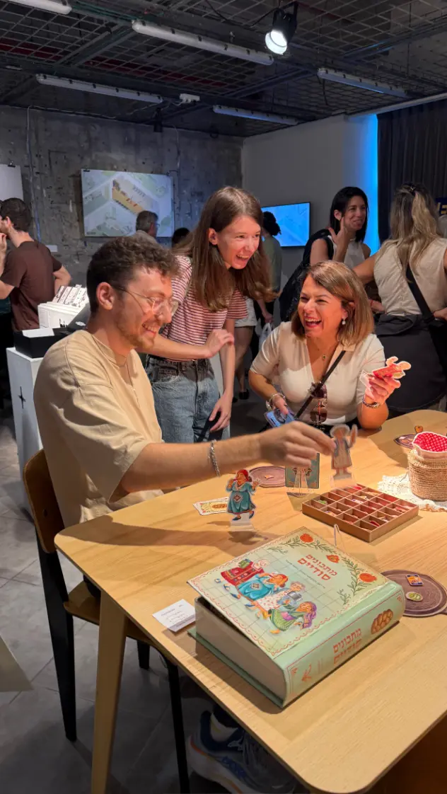 קבוצה משחקת בפרוייקט הגמר של שלי מטטוב