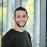 תמונת פורטרט של עמית קסטנבאום. מרצה ביחידה להיסטוריה ופילוסופיה בשנקר.