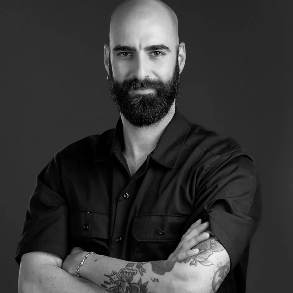 תמונת פורטרט של נמרוד גק אליעזר. מרצה במחלקה לעיצוב תעשייתי בשנקר