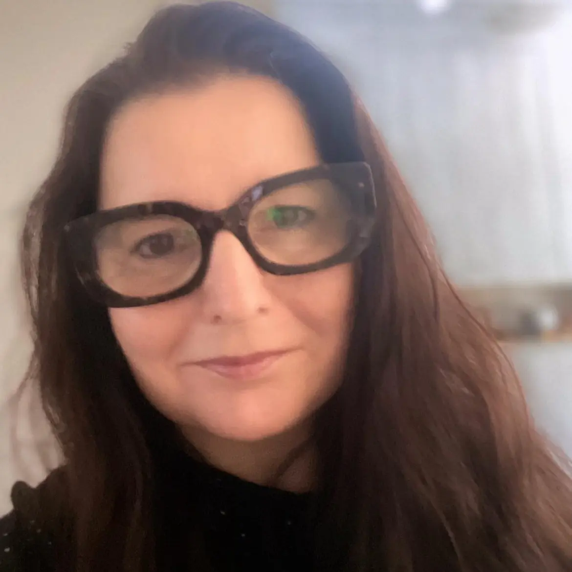 תמונתה של שרון חפץ, מרצה במחלקה לעיצוב פנים מבנה וסביבה בשנקר