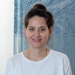 תמונת פורטרט של יעל הרניק - מרצה ובוגרת המחלקה לעיצוב טקסטיל בשנקר