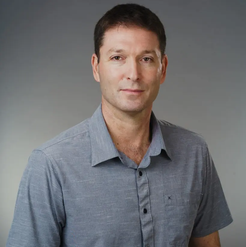 תמונת פורטרט של תומר פישלר, מרצה בבית הספר להנדסת תעשייה וניהול בשנקר